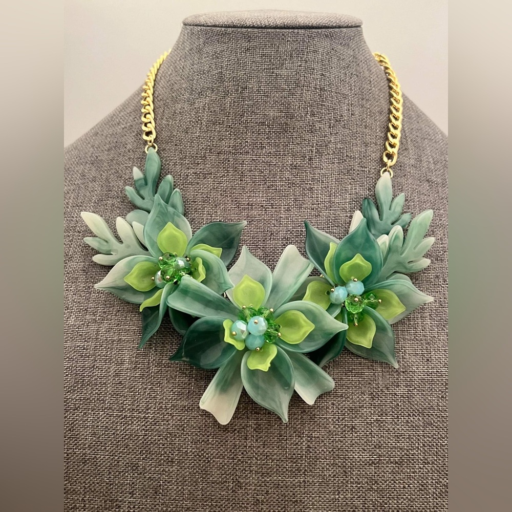 Beautiful Flower acrylic  Necklace
Bohemian Statement Necklace New